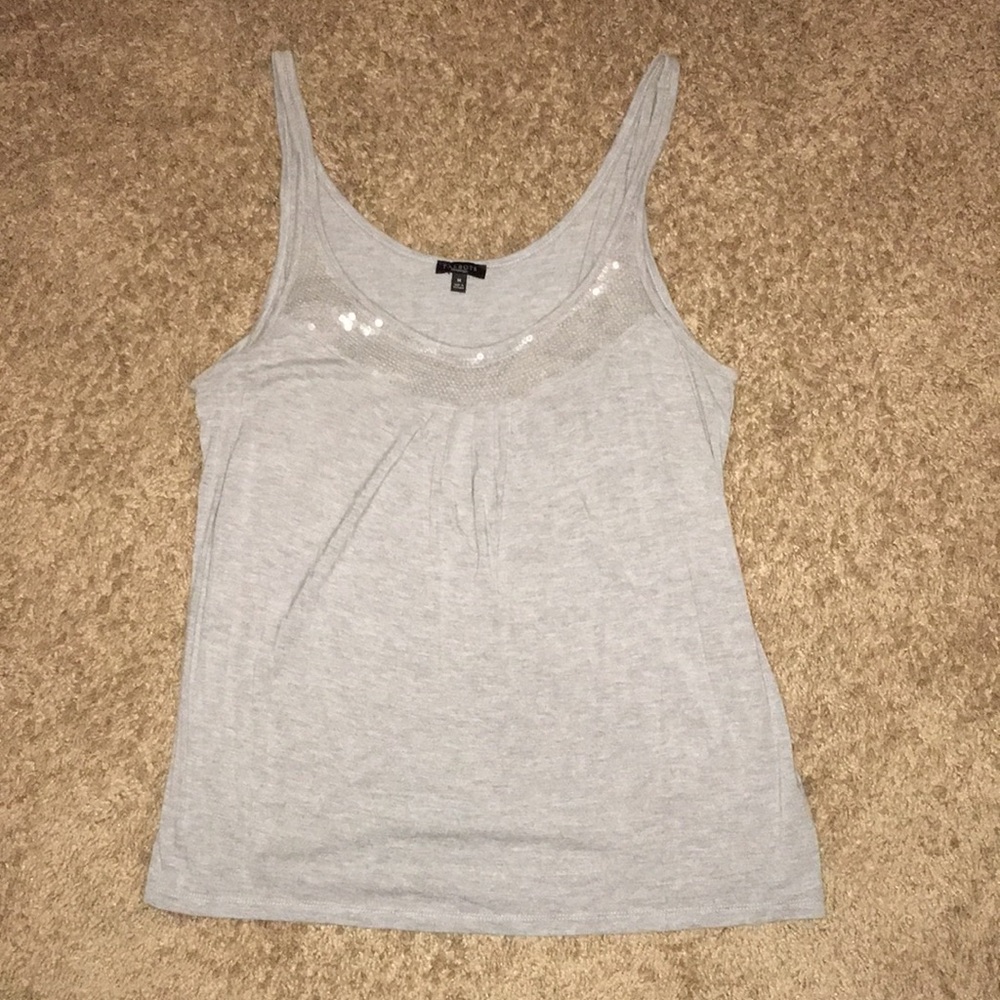 🎉🎉EUC light grey tank w/ delicate embellishment.
